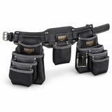 Vue 3/4 de la ceinture à outils ROBUST en cuir noir, porte-marteau en acier et surpiqûres grises, équipement de travail