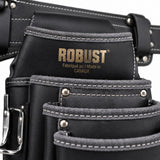 Gros plan du logo ROBUST doré embossé et des surpiqûres grises sur le cuir noir CamTech de la ceinture à outils