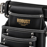 Gros plan du logo ROBUST doré embossé et des surpiqûres grises sur le cuir noir CamTech de la ceinture à outils