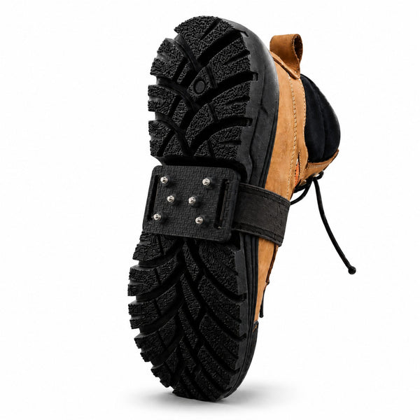 ROBUST Ice Grip Pro Noir - Crampon tungstène avec sangle noire sur botte de travail - Camro Industrial